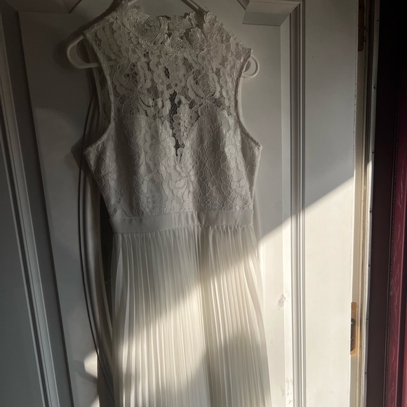 Off white Dress - Picture 1 of 7